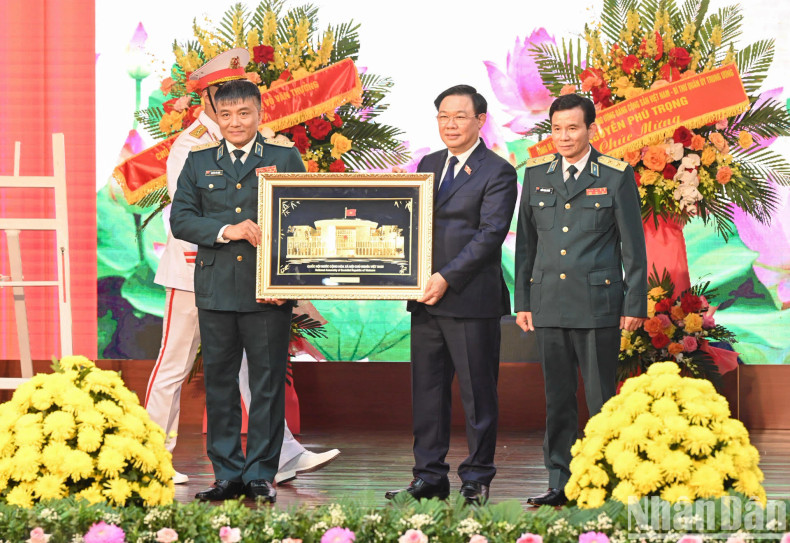 NA Chairman Vuong Dinh Hue presents a gift to the ADAF. NA Chairman Vuong Dinh Hue presents a gift to the ADAF.