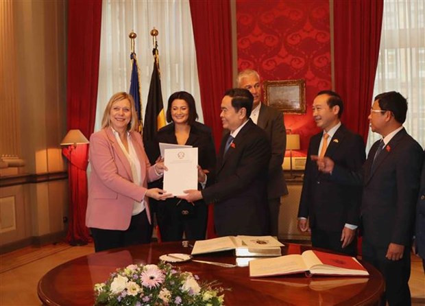 NA Vice Chairman Tran Thanh Man hands over thank-you letter from NA Chairman Vuong Dinh Hue to the Belgian leaders. (Photo: VNA) NA Vice Chairman Tran Thanh Man hands over thank-you letter from NA Chairman Vuong Dinh Hue to the Belgian leaders. (Photo: VNA)