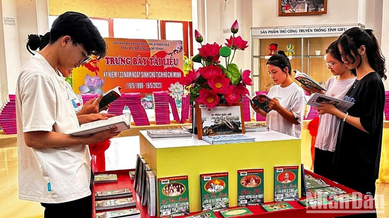 Students to the exhibition.