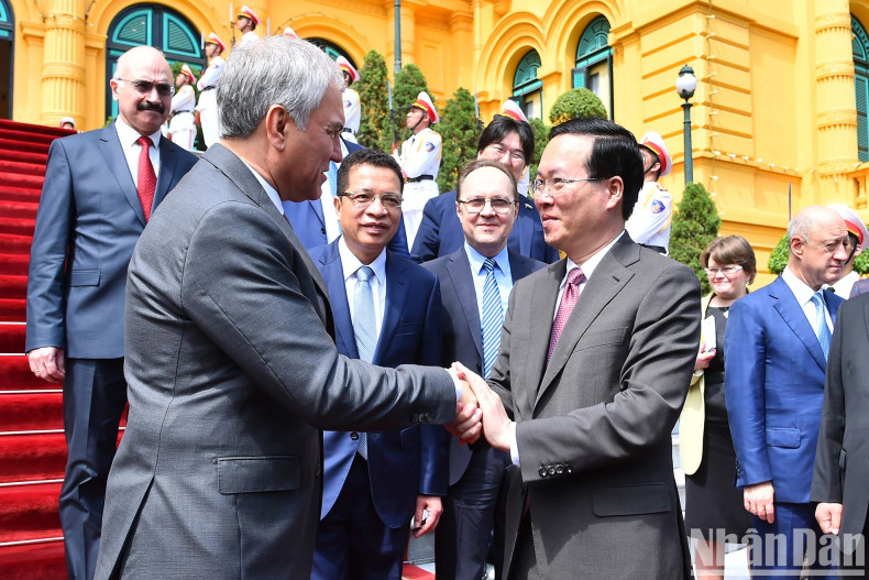 President Vo Van Thuong bids farewell to Russian State Duma Chairman Vyacheslav Viktorovich Volodin after the reception.