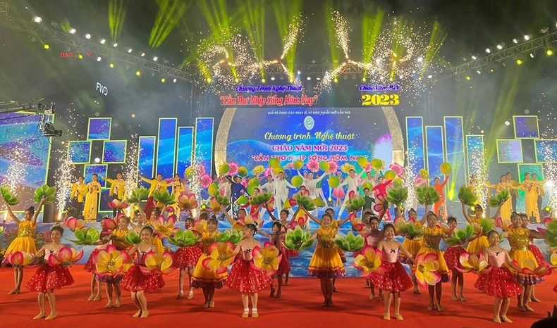 The southern city of Can Tho held an art programme in celebration of New Year 2023 at Luu Huu Phuoc Park’s stage. (Photo: VNA)