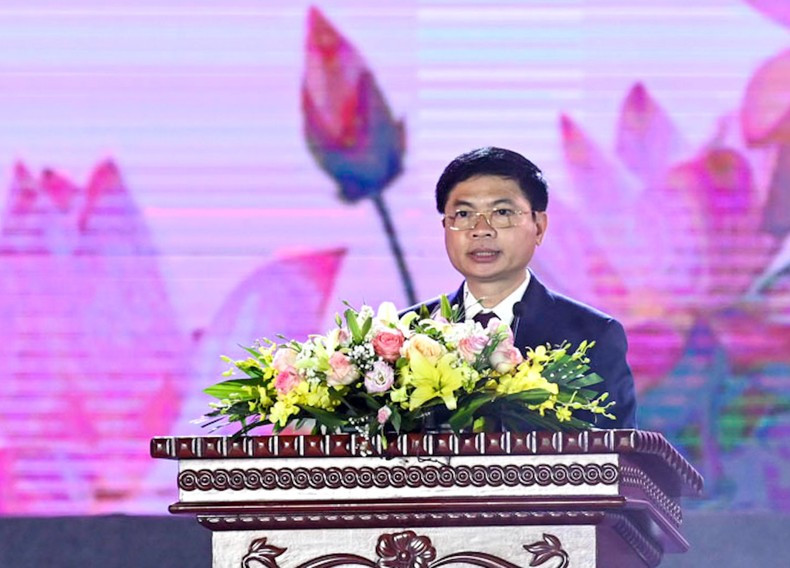 Chairman of Ha Nam Provincial People's Committee Truong Quoc Huy speaks at the ceremony. Chairman of Ha Nam Provincial People's Committee Truong Quoc Huy speaks at the ceremony.