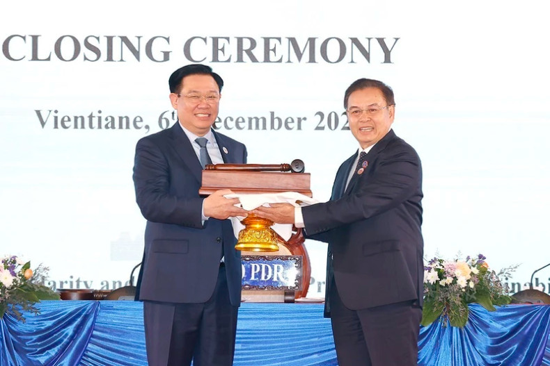 NA Chairman Vuong Dinh Hue receives the hammer from Lao NA Chairman Saysome Phomvihane to host the second summit in 2025. (Photo: VNA) NA Chairman Vuong Dinh Hue receives the hammer from Lao NA Chairman Saysome Phomvihane to host the second summit in 2025. (Photo: VNA)