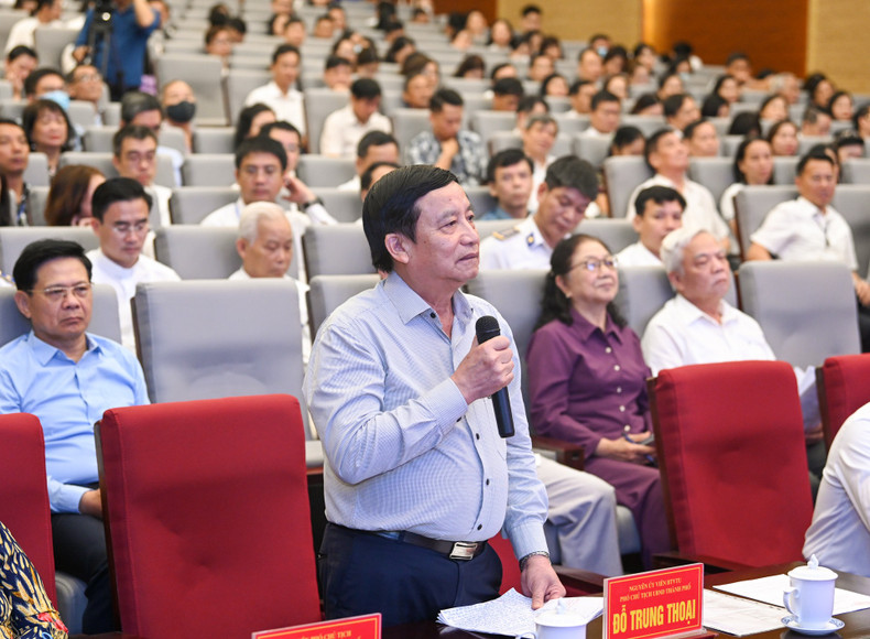 Voter Do Trung Thoai expresses his opinions and recommendations to the NA deputies. Voter Do Trung Thoai expresses his opinions and recommendations to the NA deputies.