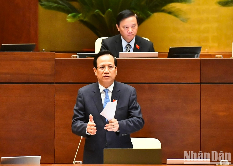 Minister of Labour, Invalids and Social Affairs Dao Ngoc Dung answers questions from the NA deputies on several areas such as solutions to develop human resources, especially high-quality human resources to meet development requirements; the planning, arrangement, organisation, restructuring and improvement of the training quality at vocational education institutions; ensuring the supply of skilled workers in key areas and fields; the current situation of employment for employees and solutions to remove difficulties and obstacles in creating jobs for workers in the current period.