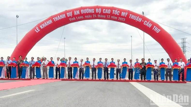 Deputy Prime Minister Tran Luu Quang and other officials cut the ribbon to open My Thuan - Can Tho Expressway in Vinh Long province. (Photo: NDO)