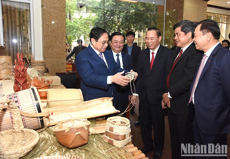 PM Pham Minh Chinh visits an display of agricultural and handicraft products on the sidelines of the conference on January 13. (Photo: NDO) PM Pham Minh Chinh visits an display of agricultural and handicraft products on the sidelines of the conference on January 13. (Photo: NDO)