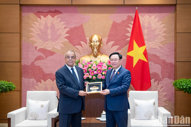 NA Chairman Vuong Dinh Hue presents a souvenir gift to Algerian Minister of Industry and Pharmaceutical Production Ali Aoun.