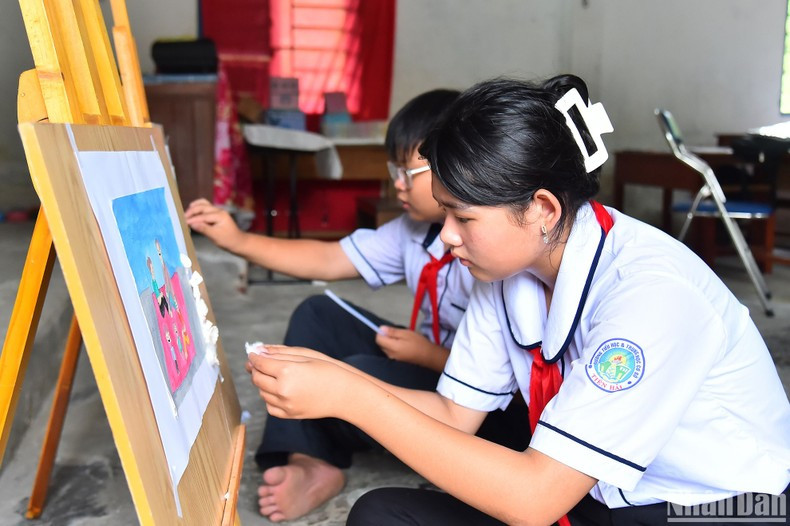 In addition to the subjects in the regular class time, students are given lessons on auxiliary subjects such as painting, music, physical education, or tutoring. In addition to the subjects in the regular class time, students are given lessons on auxiliary subjects such as painting, music, physical education, or tutoring.