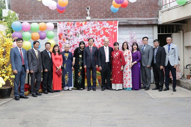 Staff members of the Vietnamese Embassy in Australia pose for a group photo at the event. (Photo: VNA)