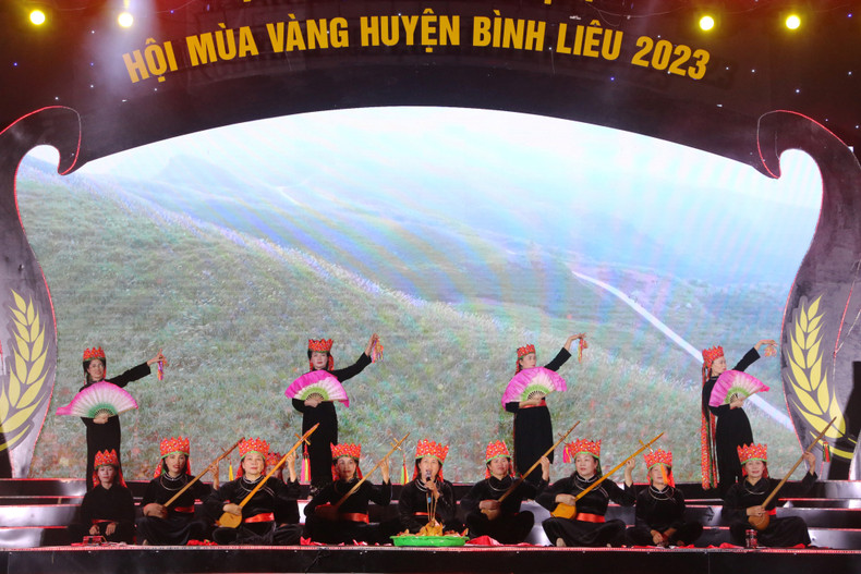 The performance of Then singing and Tinh flute by the Tay ethnic minority people in Binh Lieu District. (Photo: Nguyen Dung/baoquangninh)