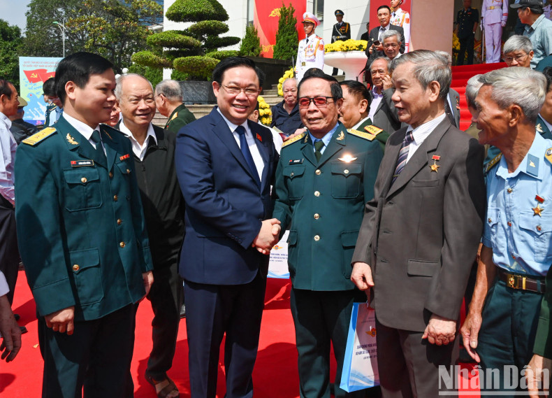 NA Chairman Vuong Dinh Hue and officials of the ADAF. NA Chairman Vuong Dinh Hue and officials of the ADAF.