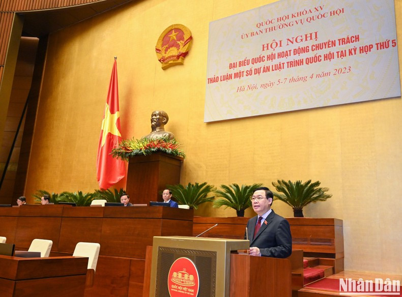NA Chairman Vuong Dinh Hue speaks at the meeting. NA Chairman Vuong Dinh Hue speaks at the meeting.