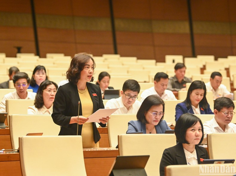 NA Deputy Nguyen Thi Kim Anh from Bac Ninh Province speaks at the meeting. NA Deputy Nguyen Thi Kim Anh from Bac Ninh Province speaks at the meeting.