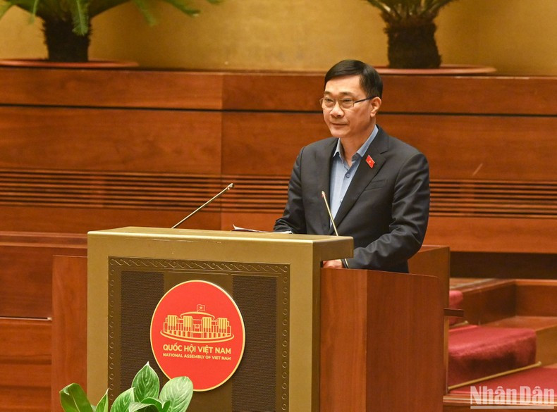 Chairman of the NA's Economic Committee Vu Hong Thanh presented a summary report on several major issues, with differing opinions on the Cooperative Law (revised). Chairman of the NA's Economic Committee Vu Hong Thanh presented a summary report on several major issues, with differing opinions on the Cooperative Law (revised).