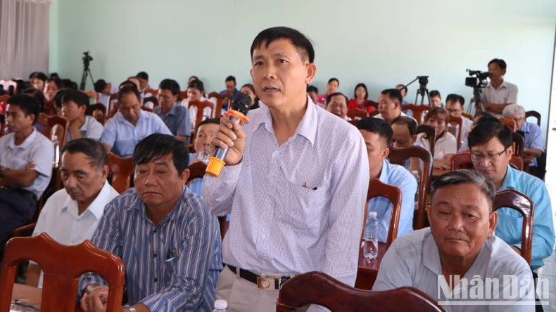 Voters voices their concerns at the meeting.