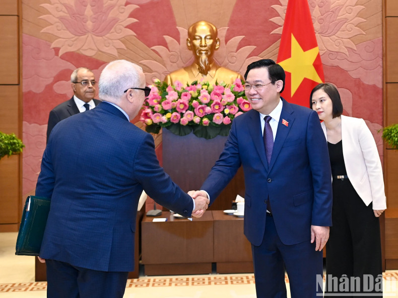 NA Chairman Vuong Dinh Hue and delegates accompanying the Algerian Minister of Industry and Pharmaceutical Production.