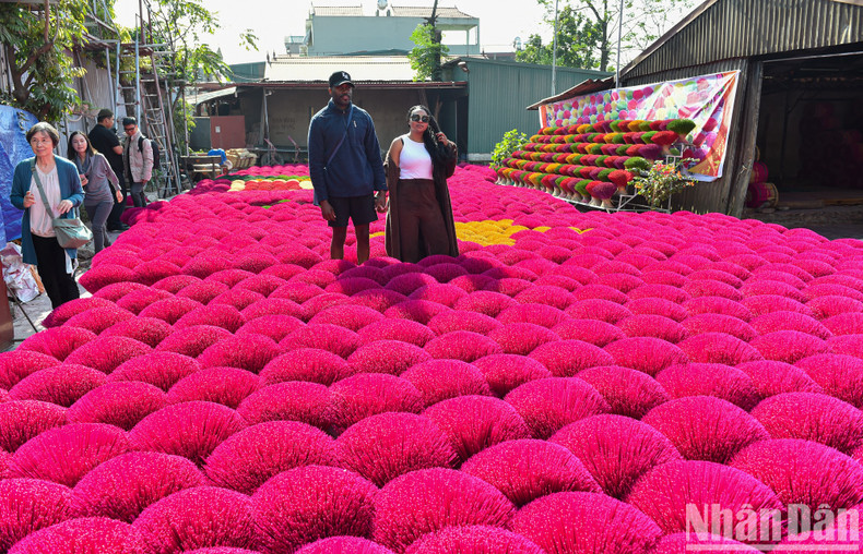 During these days, foreign visitors come to Quang Phu Cau Village to learn about this cultural and spiritual beauty of the Vietnamese people. During these days, foreign visitors come to Quang Phu Cau Village to learn about this cultural and spiritual beauty of the Vietnamese people.