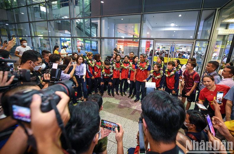 In Pictures: Vietnamese women’s football team returns home to fans’ warm welcome ảnh 7 In Pictures: Vietnamese women’s football team returns home to fans’ warm welcome ảnh 7