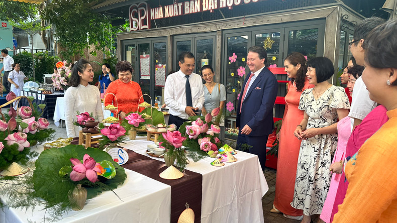 The delegates visit the booths introducing Vietnamese traditional dishes. The delegates visit the booths introducing Vietnamese traditional dishes.