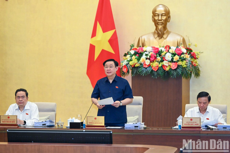 NA Chairman Vuong Dinh Hue delivers an opening speech at the session.