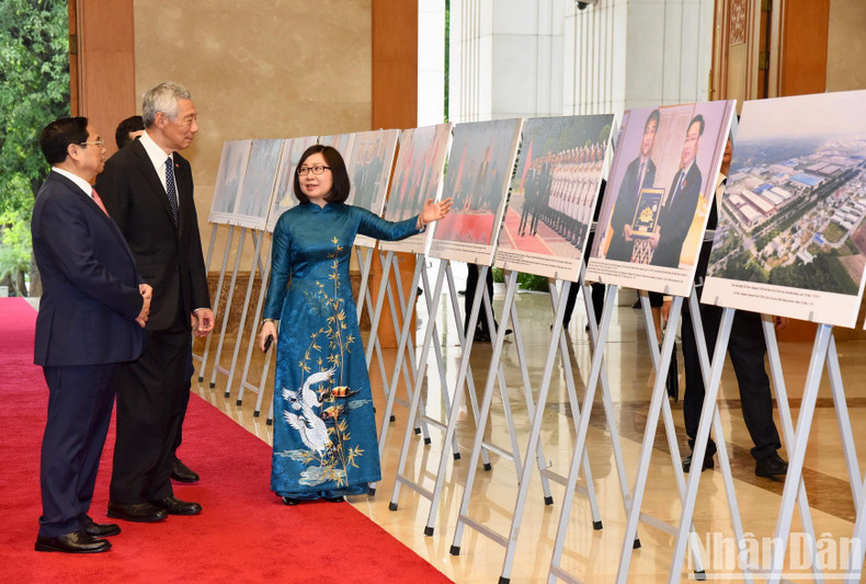 The two PMs visit a photo exhibition on the cooperation between the two countries. The two PMs visit a photo exhibition on the cooperation between the two countries.
