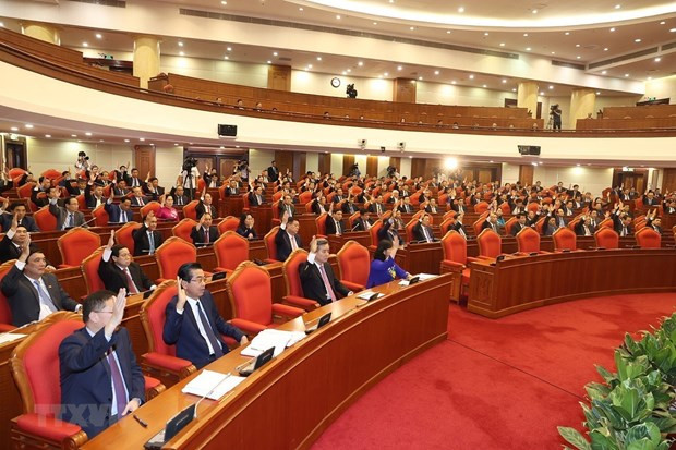 Officials vote on the resolution of the 13th Party Central Committee's mid-term meeting on May 17. (Photo: VNA)
