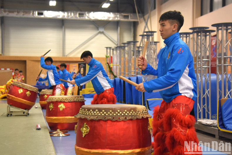 The sounds of drums, loudspeakers, and cymbals are combined with martial arts positions to fully highlight the majesty and bravery of lions and dances. The sounds of drums, loudspeakers, and cymbals are combined with martial arts positions to fully highlight the majesty and bravery of lions and dances.