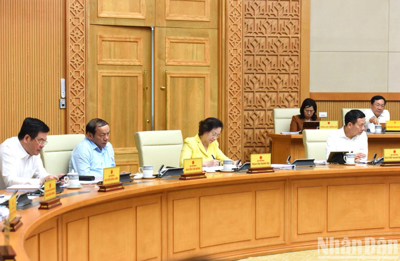 Leaders from the ministries attend the Cabinet meeting. Leaders from the ministries attend the Cabinet meeting.