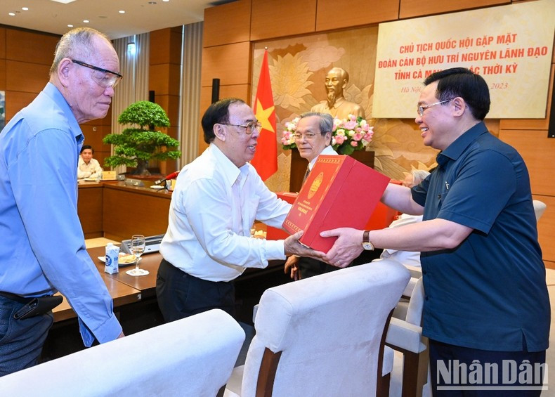 NA Chairman Vuong Dinh Hue presents souvenirs to the delegates.