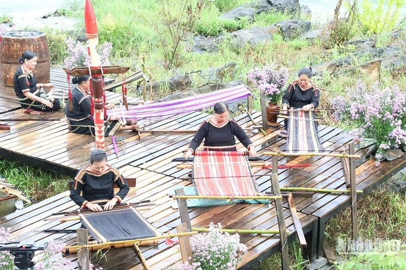 The traditional brocade weaving of Central Highlands ethnic groups is reproduced.