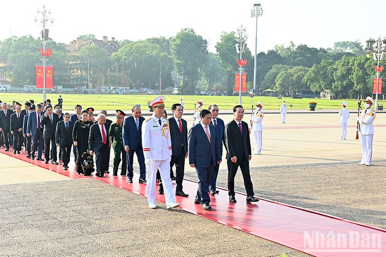 Leaders and formers leaders of the Party and State pay tribute to President Ho Chi Minh.