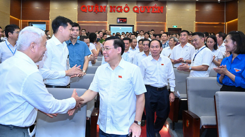 NA leader Vuong Dinh Hue and voters in Ngo Quyen District. NA leader Vuong Dinh Hue and voters in Ngo Quyen District.