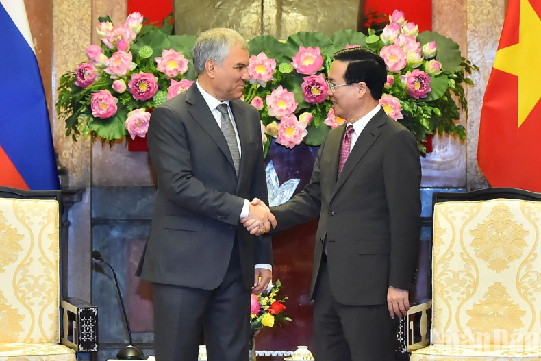 President Vo Van Thuong receives Russian State Duma Chairman Vyacheslav Viktorovich Volodin.