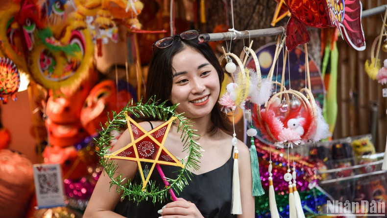 Young people take photos with the sparkling star lanterns.