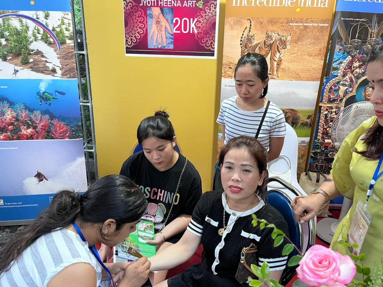Vietnamese people are experiencing henna arts. (Photo: Indian Embassy) Vietnamese people are experiencing henna arts. (Photo: Indian Embassy)