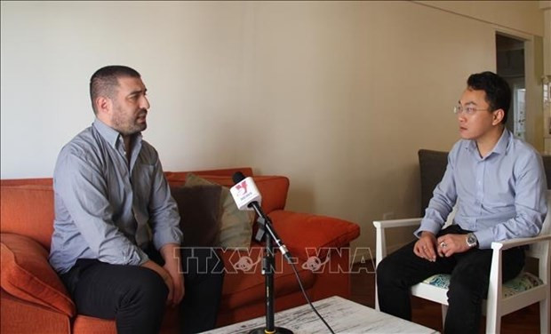 Journalist Gaston Fiorda talks with Vietnam News Agency reporter. (Photo: VNA)