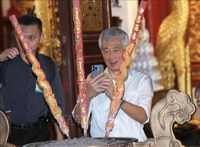 Singaporean PM Lee Hsien Loong captures images of cultural features in the capital city. Singaporean PM Lee Hsien Loong captures images of cultural features in the capital city.