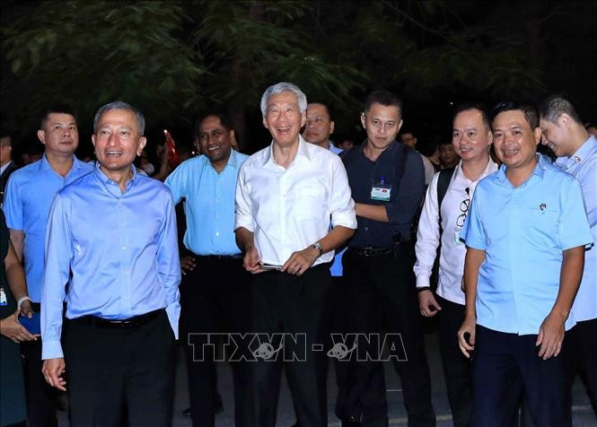 Singaporean PM Lee Hsien Loong walks around Hoan Kiem Lake. Singaporean PM Lee Hsien Loong walks around Hoan Kiem Lake.