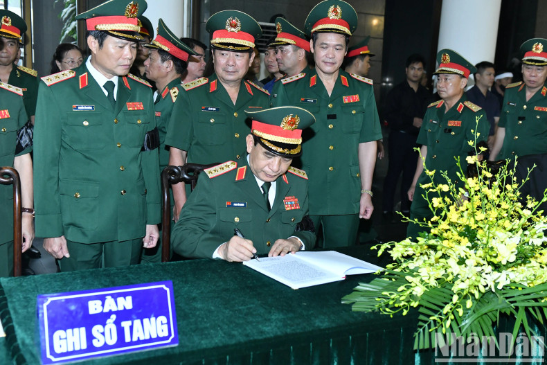 General Phan Van Giang writes in the book of condolences. General Phan Van Giang writes in the book of condolences.