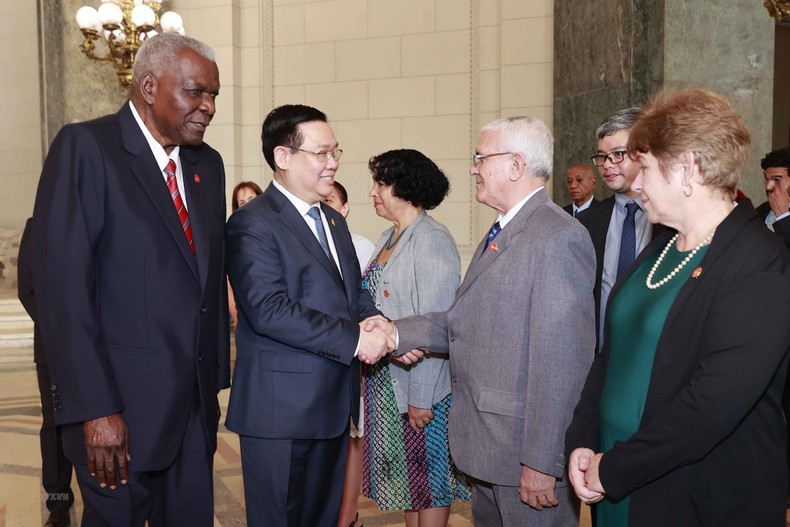 President of the NA of People's Power of Cuba Esteban Lazo Hernández introduces the Cuban delegation’s members to NA Chairman Vuong Dinh Hue. (Photo: Doan Tan/VNA)