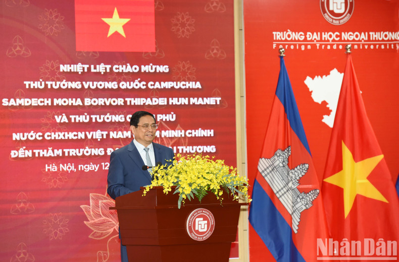 Prime Minister Pham Minh Chinh speaks at the meeting with lecturers and students of the Foreign Trade University in Hanoi on December 12 (Photo: NDO)