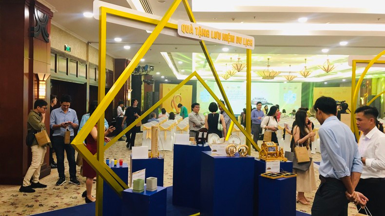 The delegates learn about the products on display at the awarding ceremony.