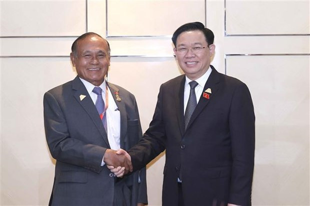 National Assembly Chairman Vuong Dinh Hue (R) meets Vice President of the Cambodian Senate Kittisangkahabindit Tep Ngorn (Photo: VNA)