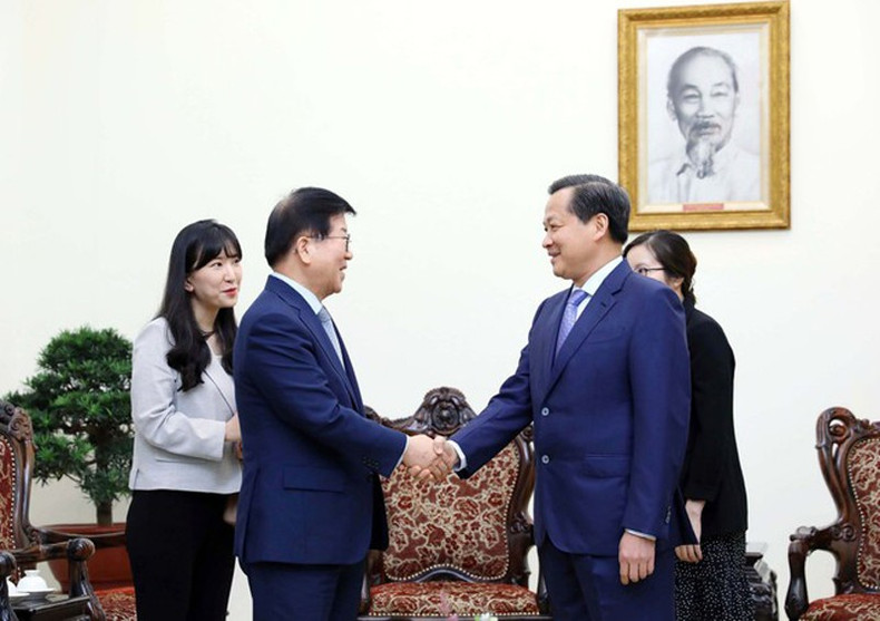 Deputy Prime Minister Le Minh Khai receives former Speaker of the Republic of Korea’s National Assembly Byeong-seug. (Photo: VGP) Deputy Prime Minister Le Minh Khai receives former Speaker of the Republic of Korea’s National Assembly Byeong-seug. (Photo: VGP)