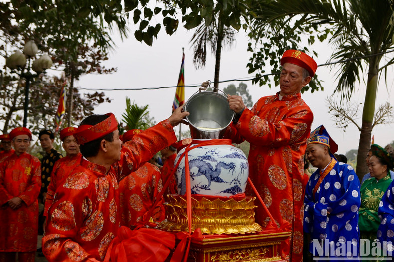 The water procession ritual is held at the Rong (Dragon) well.