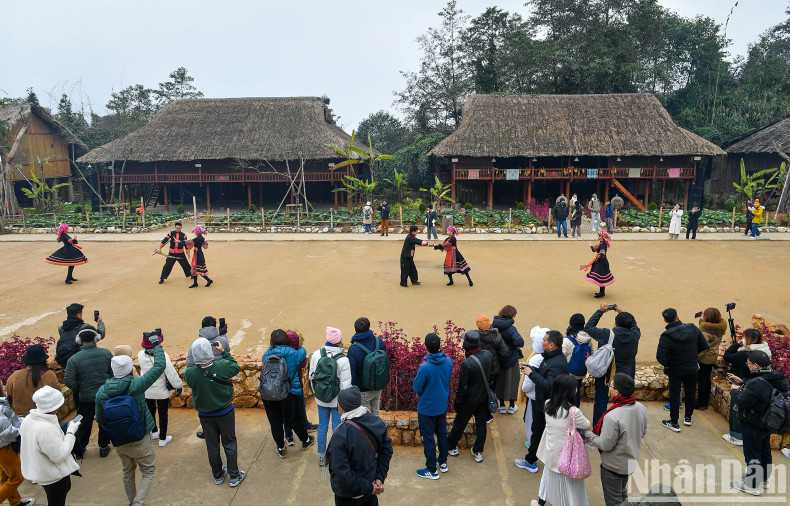 Before going to Fansipan peak, visitors can visit May Village to freely explore and experience the culture of the five ethnic minority groups including H'Mong, Tay, Giay, Xa Pho and Red Dao in Sa Pa.