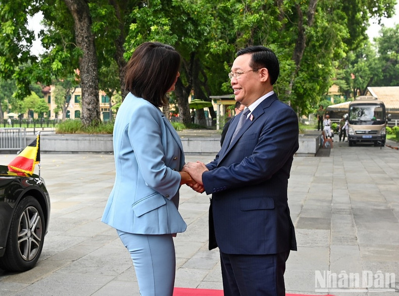 NA Chairman Vuong Dinh Hue welcomes with President of the Belgian Senate Stephanie D'Hose.