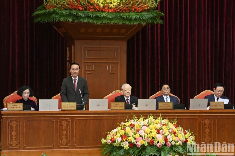 President Vo Van Thuong moderates the opening session of the plenum.