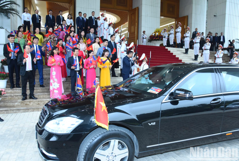 Representatives of the capital city’s citizens welcome Prime Minister Samdech Moha Bovor Thipadei Hun Manet and the Cambodian delegation. Representatives of the capital city’s citizens welcome Prime Minister Samdech Moha Bovor Thipadei Hun Manet and the Cambodian delegation.